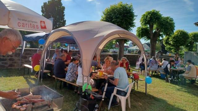 Zum ersten Sommerfest der ZISS Selbsthilfekontaktstelle nach der pandemiebedingten Pause kamen rund 30 Gäste vor dem Caritas-Centrum Northeim zusammen. | Foto: Lisa Severitt / Caritas Zum ersten Sommerfest der ZISS Selbsthilfekontaktstelle nach der pandemiebedingten Pause kamen rund 30 Gäste vor dem Caritas-Centrum Northeim zusammen. | Foto: Lisa Severitt / Caritas