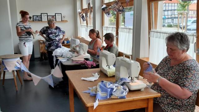 ... wurde im Familienzentrum noch fleißig weitergenäht. | Foto: Isabel Lubojanski / Caritas ... wurde im Familienzentrum noch fleißig weitergenäht. | Foto: Isabel Lubojanski / Caritas