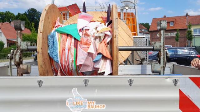 Die genähten Wimpel wurden auf großen Rollen zum Aufhängen gebracht. | Foto: Isabel Lubojanski / Caritas Die genähten Wimpel wurden auf großen Rollen zum Aufhängen gebracht. | Foto: Isabel Lubojanski / Caritas