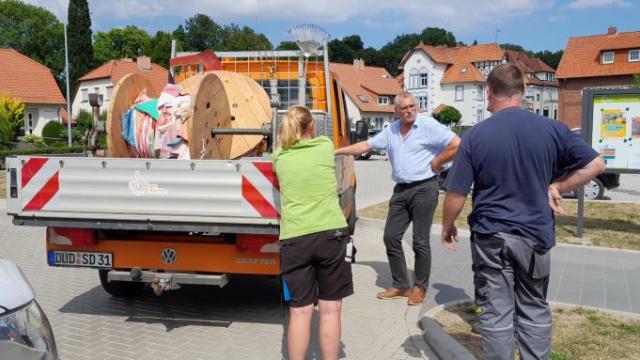Während draußen die Wimpel vom Bauhof verladen werden ... | Foto: Isabel Lubojanski / Caritas Während draußen die Wimpel vom Bauhof verladen werden ... | Foto: Isabel Lubojanski / Caritas