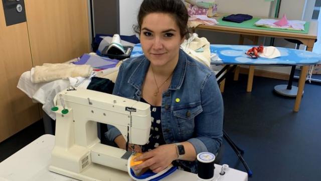 Ran an die Maschine: Madlin Dettenbach vom Familienzentrum Duderstadt beim Wimpelnähen. | Foto: Caritas Ran an die Maschine: Madlin Dettenbach vom Familienzentrum Duderstadt beim Wimpelnähen. | Foto: Caritas