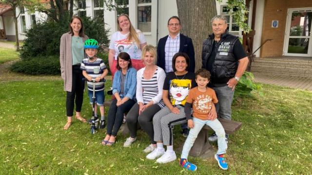 Freuen sich auf gemeinsame neue Angebote für alle Generationen in Gerblingerode (v.l.): Janine Möller von der KuLtKiDz-Elterninitiative mit ihrem Sohn Matti, Vera Rodenstock vom Familienzentrum, Kathleen Wortmann, Dorina Laue, Ortsbürgermeister Christian Wüstefeld, Maya Hillebrand mit Sohn Leopold und Seniorenobmann Robert Osburg. | Foto: Caritas Freuen sich auf gemeinsame neue Angebote für alle Generationen in Gerblingerode (v.l.): Janine Möller von der KuLtKiDz-Elterninitiative mit ihrem Sohn Matti, Vera Rodenstock vom Familienzentrum, Kathleen Wortmann, Dorina Laue, Ortsbürgermeister Christian Wüstefeld, Maya Hillebrand mit Sohn Leopold und Seniorenobmann Robert Osburg. | Foto: Caritas