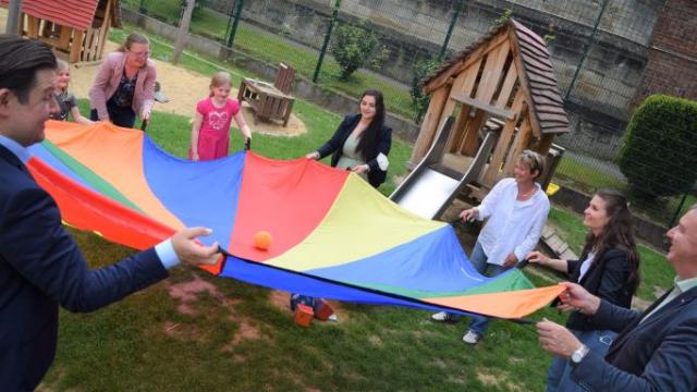 Viel Spaß macht das Spiel mit dem Schwungtuch, oben wie ...  Viel Spaß macht das Spiel mit dem Schwungtuch, oben wie ... | Foto: job/cps