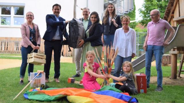 Über den Rucksack und die vielen Spiele freuen sich gemeinsam (v.l.): Ann-Kathrin Scholz, Marcel Riethig, Ralf Regenhardt, Madlin Dettenbach, Isabel Lubojanski, Birgit Kepke-Hartwig, Thomas Scholz sowie vorne Elisabeth und Johanna Scholz. | Fotos: job/cps Über den Rucksack und die vielen Spiele freuen sich gemeinsam (v.l.): Ann-Kathrin Scholz, Marcel Riethig, Ralf Regenhardt, Madlin Dettenbach, Isabel Lubojanski, Birgit Kepke-Hartwig, Thomas Scholz sowie vorne Elisabeth und Johanna Scholz. | Foto: job/cps