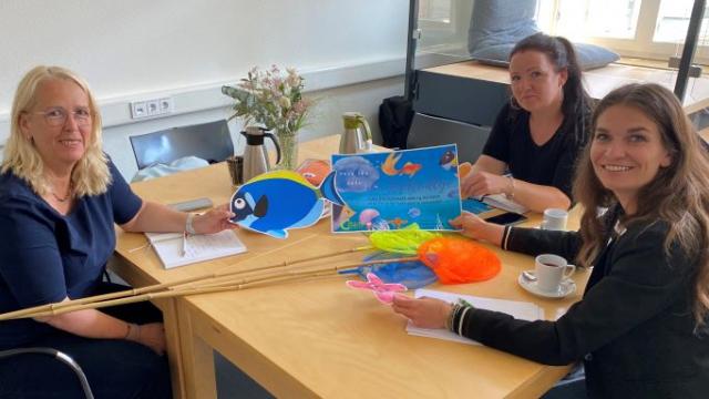 Bereiten einen Fischfang als Stadtrallye vor (v.l.): Anka-Maria Walther, Elvira Werner und Isabel Lubojanski. | Foto: Konstantin Krolop / Caritas Bereiten einen Fischfang als Stadtrallye vor (v.l.): Anka-Maria Walther, Elvira Werner und Isabel Lubojanski. | Foto: Konstantin Krolop / Caritas