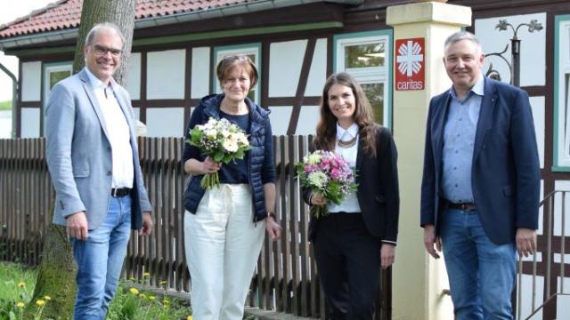 Die Caritas-Vorstände Holger Gatzenmeyer (l.) und Ralf Regenhardt (r.) gratulieren zum Start der neu strukturierten Geschäftsbereiche der Caritas Südniedersachsen den beiden Leiterinnen Heike Jagemann (Kindertagesstätten, 2.v.l.) und Isabel Lubojanski (Familienunterstützende Dienste, 2.v.r.) | Foto: Johannes Broermann / cps Die Caritas-Vorstände Holger Gatzenmeyer (l.) und Ralf Regenhardt (r.) gratulieren zum Start der neu strukturierten Geschäftsbereiche der Caritas Südniedersachsen den beiden Leiterinnen Heike Jagemann (Kindertagesstätten, 2.v.l.) und Isabel Lubojanski (Familienunterstützende Dienste, 2.v.r.) | Foto: Johannes Broermann / cps