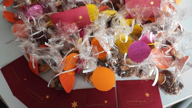 Kekse und Briefe warten auf die Weitergabe an alleinlebende Senior:innen. | Foto: Caritas Kekse und Briefe warten auf die Weitergabe an alleinlebende Senior:innen. | Foto: Caritas