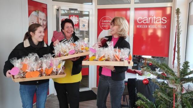 Tirza Wigand (l.) und Daniela Ramb (r.) übergeben die Päckchen mit Keksen und Briefen an Christiane Koch von der Caritas Sozialstation Göttingen / Gleichen. | Foto: Caritas  Tirza Wigand (l.) und Daniela Ramb (r.) übergeben die Päckchen mit Keksen und Briefen an Christiane Koch von der Caritas Sozialstation Göttingen / Gleichen. | Foto: Caritas