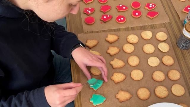 Zum Backen gehörte auch das Verzieren der Kekse. | Foto: Daniela Ramb / khg Zum Backen gehörte auch das Verzieren der Kekse. | Foto: Daniela Ramb / khg