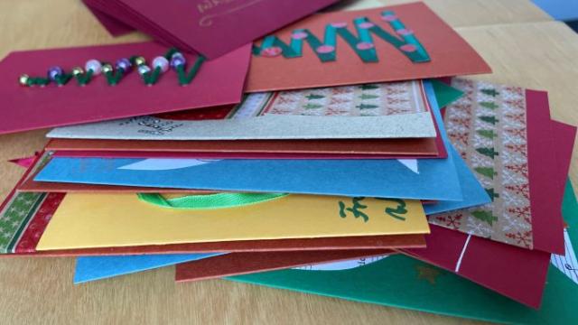 Die Karten wurden in Handarbeit gefertigt. | Foto: Daniela Ramb / khg Die Karten wurden in Handarbeit gefertigt. | Foto: Daniela Ramb / khg
