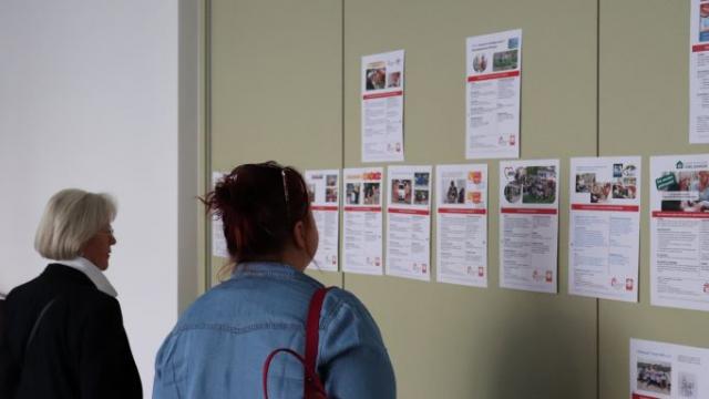 Die Projekt-Steckbriefe stellen zahlreiche Möglichkeiten zum Engagement vor. | Foto: Melda Akbas / Caritas Die Projekt-Steckbriefe stellen zahlreiche Möglichkeiten zum Engagement vor. | Foto: Melda Akbas / Caritas