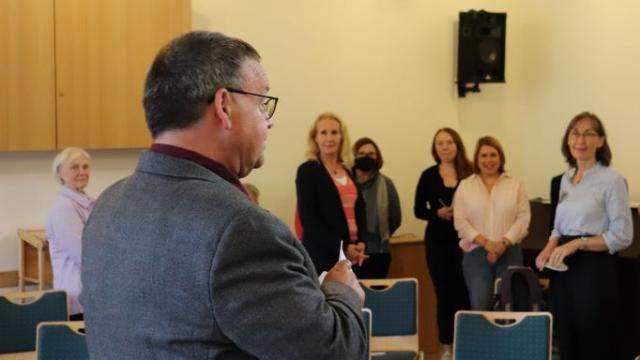 Andreas Overdick (l.) und Maria Weiss (r.) moderieren die Veranstaltung im Pfarrheim St. Godehard in Göttingen. | Foto: Melda Akbas / Caritas Andreas Overdick (l.) und Maria Weiss (r.) moderieren die Veranstaltung im Pfarrheim St. Godehard in Göttingen. | Foto: Melda Akbas / Caritas