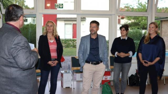 Andreas Overdick begrüßt die Podiumsgäste (v.l.): Karola Margraf (SPD), Patrick Thegeder (FDP), Marie Kollenrott (Grüne) und Carina Hermann (CDU). | Foto: Melda Akbas / Caritas Andreas Overdick begrüßt die Podiumsgäste (v.l.): Karola Margraf (SPD), Patrick Thegeder (FDP), Marie Kollenrott (Grüne) und Carina Hermann (CDU). | Foto: Melda Akbas / Caritas