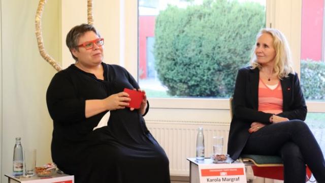 Als Expertin berichtet Prof. Dr. Alexandra Engel (l.) aus ihrer Forschung, neben ihr sitzt Karola Margraf (SPD). | Foto: Melda Akbas / Caritas Als Expertin berichtet Prof. Dr. Alexandra Engel (l.) aus ihrer Forschung, neben ihr sitzt Karola Margraf (SPD). | Foto: Melda Akbas / Caritas