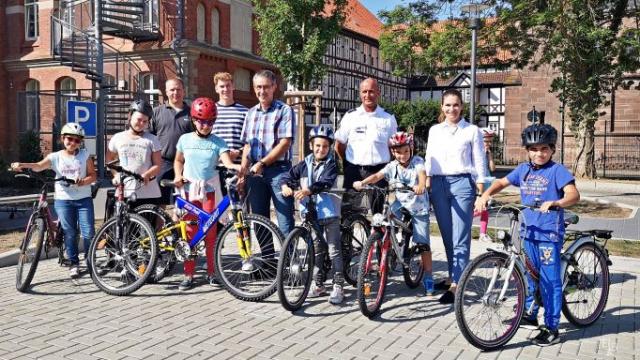 Freuen sich über das Können der Kinder und das blau-gelbe Fahrrad für den Campus (v.l.): Stephan Beckmann, Konstantin Krolop, Prof. Bernd Schwien, Dierk Falkenhagen und Isabel Lubojanski. | Foto: Claudia Nachtwey / cps Freuen sich über das Können der Kinder und das blau-gelbe Fahrrad für den Campus (v.l.): Stephan Beckmann, Konstantin Krolop, Prof. Bernd Schwien, Dierk Falkenhagen und Isabel Lubojanski. | Foto: Claudia Nachtwey / cps