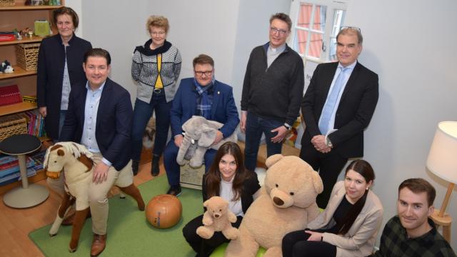 Engagieren sich gemeinsam für ein gelingendes FamilySchooling (v.l.): Heike Jagemann (Caritas), Landrat Marcel Riethig, Angela Schmiel-Richter (Jugendamt), Bürgermeister Thorsten Feike, Propst Thomas Berkefeld, Isabel Lubojanski (Caritas), Caritas-Vorstand Holger Gatzenmeyer sowie die Team-Mitglieder Sarah Nolte und Jan Grobecker. | Foto: Broermann / cps Engagieren sich gemeinsam für ein gelingendes FamilySchooling (v.l.): Heike Jagemann (Caritas), Landrat Marcel Riethig, Angela Schmiel-Richter (Jugendamt), Bürgermeister Thorsten Feike, Propst Thomas Berkefeld, Isabel Lubojanski (Caritas), Caritas-Vorstand Holger Gatzenmeyer sowie die Team-Mitglieder Sarah Nolte und Jan Grobecker. | Foto: Broermann / cps