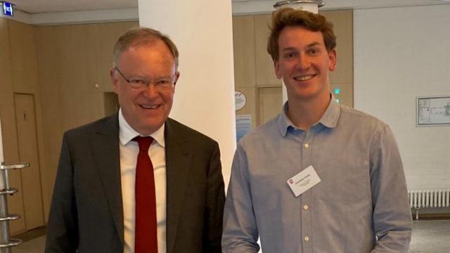 Ministerpräsident Stefan Weil und Konstantin Krolop in Hannover. | Foto: Caritas Ministerpräsident Stefan Weil und Konstantin Krolop in Hannover. | Foto: Caritas