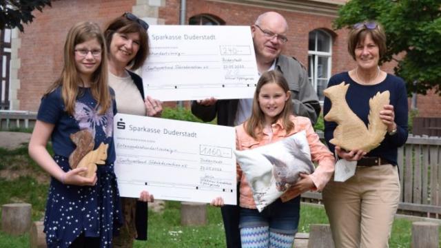Glücklich über den Erfolg ihrer Spendensammlung überreichen Sonja Engel (l.) und Neele Kolle den Spendenscheck für die Kinder der Eichhörnchen-Gruppe im Inklusiven Campus Duderstadt. Mit dabei waren (v.l.) Lehrerin Gerswit Gödecke und Ortsbürgermeister Klaus Deppener, die den Scheck des Ortsrats hochhalten, sowie Heike Jagemann von der Caritas Südniedersachsen. | Foto: Broermann / cps Glücklich über den Erfolg ihrer Spendensammlung überreichen Sonja Engel (l.) und Neele Kolle den Spendenscheck für die Kinder der Eichhörnchen-Gruppe im Inklusiven Campus Duderstadt. Mit dabei waren (v.l.) Lehrerin Gerswit Gödecke und Ortsbürgermeister Klaus Deppener, die den Scheck des Ortsrats hochhalten, sowie Heike Jagemann von der Caritas Südniedersachsen. | Foto: Broermann / cps