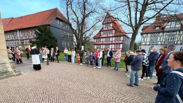 Vor der Basilika wurde selbstgebackenes Brot gesegnet. | Foto: Stefan Burchard Vor der Basilika wurde selbstgebackenes Brot gesegnet. | Foto: Stefan Burchard