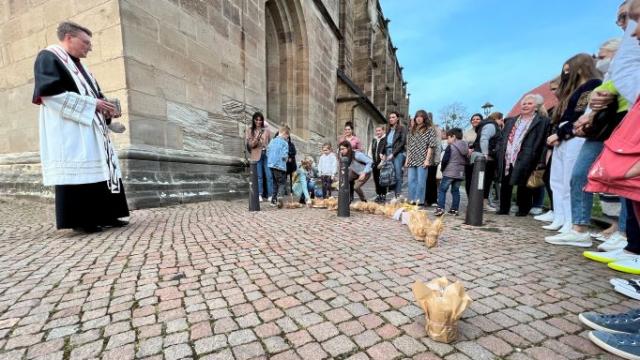 Vor der Basilika wurde selbstgebackenes Brot gesegnet. | Foto: Stefan Burchard Vor der Basilika wurde selbstgebackenes Brot gesegnet. | Foto: Stefan Burchard