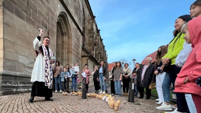 Vor der Basilika wurde selbstgebackenes Brot gesegnet. | Foto: Stefan Burchard Vor der Basilika wurde selbstgebackenes Brot gesegnet. | Foto: Stefan Burchard