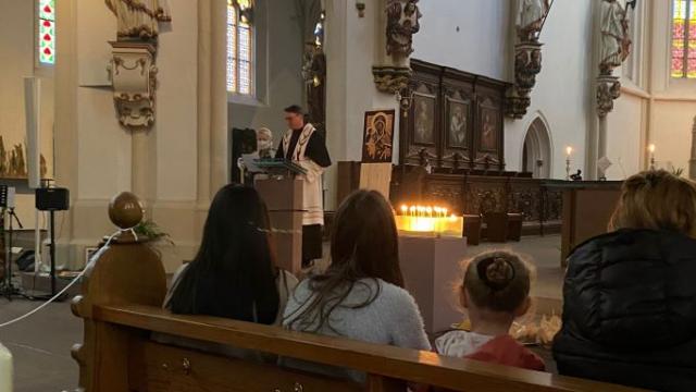 Osterandacht in der Basilika St. Cyriakus. | Foto: Isabel Lubojanski Osterandacht in der Basilika St. Cyriakus. | Foto: Isabel Lubojanski