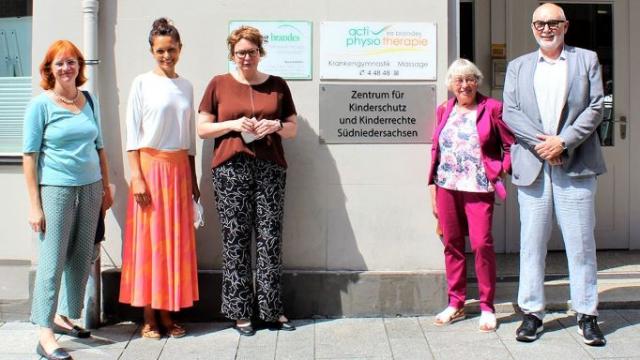 Freuen sich über die Eröffnung des Kinderschutzentrzums: Maren Kolshorn (Frauen-Notruf Göttingen), Dr. Rebekka Martínez Méndez (Caritas Südniedersachsen), Sozialministerin Daniela Behrens, Dagmar Freudenberg (Kreisverband AWO Göttingen-Northeim), Dr. Michael Bonder (AWO Göttingen). | Foto: AWO Göttingen-Northeim Freuen sich über die Eröffnung des Kinderschutzentrzums: Maren Kolshorn (Frauen-Notruf Göttingen), Dr. Rebekka Martínez Méndez (Caritas Südniedersachsen), Sozialministerin Daniela Behrens, Dagmar Freudenberg (Kreisverband AWO Göttingen-Northeim), Dr. Michael Bonder (AWO Göttingen). | Foto: AWO Göttingen-Northeim