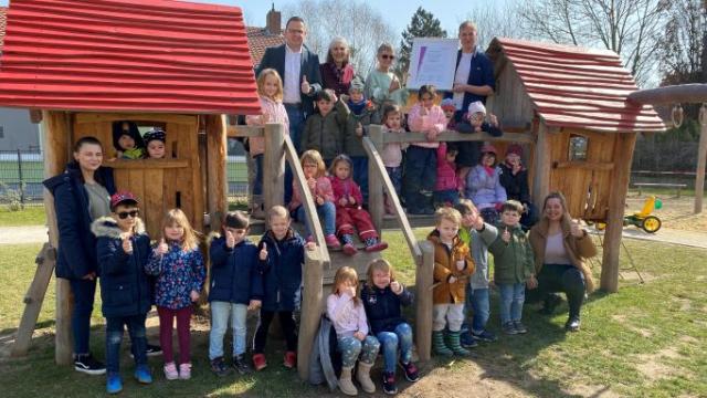 Holger Schulz von der Barmer und Angelika Maasberg vom Kompetenzzentrum überbrachten die Urkunde der Kita-Leitung Dagmar Wüstefeld und Moritz Heller (hinten von links). | Foto: Inklusiver Campus Holger Schulz von der Barmer und Angelika Maasberg vom Kompetenzzentrum überbrachten die Urkunde der Kita-Leitung Dagmar Wüstefeld und Moritz Heller (hinten von links). | Foto: Inklusiver Campus