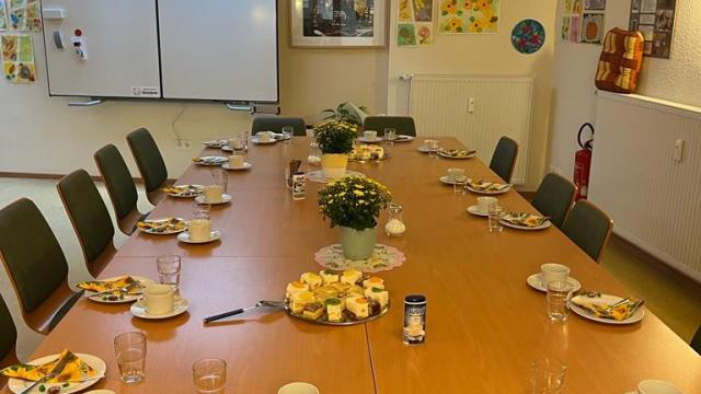 Die Kaffeetafel ist fertig gedeckt, die Carena-Gäste können kommen. | Foto: Simone Lojda / Caritas Die Kaffeetafel ist fertig gedeckt, die Carena-Gäste können kommen. | Foto: Simone Lojda / Caritas