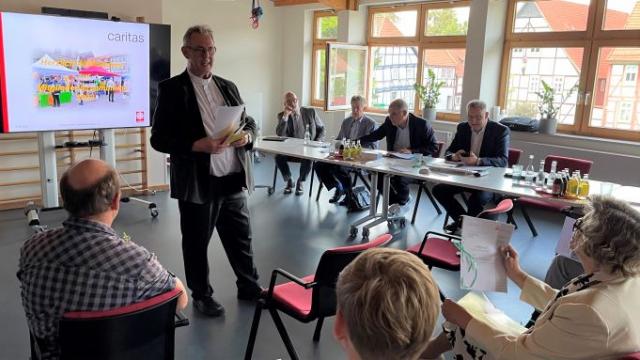 Dechant Wigbert Schwarze berichtet aus der Arbeit des Caritasrats. | Foto: Dirk Faßhauer / Caritas Dechant Wigbert Schwarze berichtet aus der Arbeit des Caritasrats. | Foto: Dirk Faßhauer / Caritas
