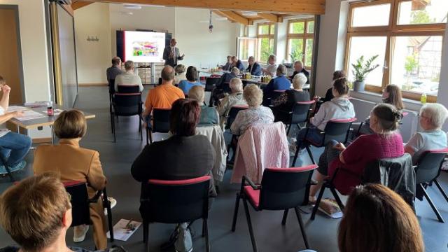 Die Versammlung lauscht dem Grußwort von Superintendent Dr. Frank Uhlhorn. | Foto: Dirk Faßhauer / Caritas Die Versammlung lauscht dem Grußwort von Superintendent Dr. Frank Uhlhorn. | Foto: Dirk Faßhauer / Caritas