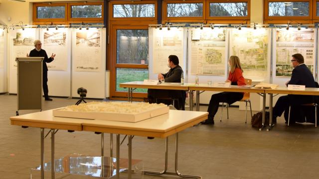 Architektin Prof. Gesine Weinmiller präsentiert die Pläne des Siegerentwurfs.| Foto: Broermann / cps Architektin Prof. Gesine Weinmiller präsentiert die Pläne des Siegerentwurfs.| Foto: Broermann / cps