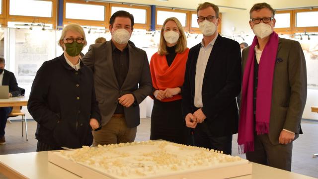 Freuen sich auf den Neubau (v.l.): Architektin Prof. Gesine Weinmiller, Landrat Marcel Riethig, Kreisrätin Doreen Fragel, Bürgermeister Thorsten Feike und Landschaftsarchitekt Stephan Buddatsch. | Foto: Broermann / cps Freuen sich auf den Neubau (v.l.): Architektin Prof. Gesine Weinmiller, Landrat Marcel Riethig, Kreisrätin Doreen Fragel, Bürgermeister Thorsten Feike und Landschaftsarchitekt Stephan Buddatsch. | Foto: Broermann / cps