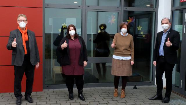 Freuen sich auf die Zusammenarbeit (v.l.): Dechant Wigbert Schwarze, Vorsitzender des Caritasrats, Kerstin Falkuß, Heike Jagemann, Leiterin des Geschäftsbereichs „Soziale Dienste und Kindertagesstätten“ und Holger Gatzenmeyer, Vorstand der Caritas Südniedersachsen. | Foto: kpg Freuen sich auf die Zusammenarbeit (v.l.): Dechant Wigbert Schwarze, Vorsitzender des Caritasrats, Kerstin Falkuß, Heike Jagemann, Leiterin des Geschäftsbereichs „Soziale Dienste und Kindertagesstätten“ und Holger Gatzenmeyer, Vorstand der Caritas Südniedersachsen. | Foto: kpg