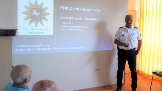Polizeihauptkommissar Dierk Falkenhagen informierte in der Tagespflege über „Gefahren im Alltag“. | Foto: Jünemann / Caritas Polizeihauptkommissar Dierk Falkenhagen informierte in der Tagespflege über „Gefahren im Alltag“. | Foto: Jünemann / Caritas