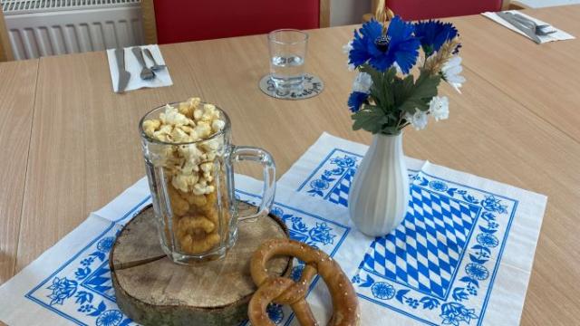 Zum Oktoberfest gehörte auch eine bayerische Dekoration. | Foto: Melanie Petroschka / Caritas Zum Oktoberfest gehörte auch eine bayerische Dekoration. | Foto: Melanie Petroschka / Caritas