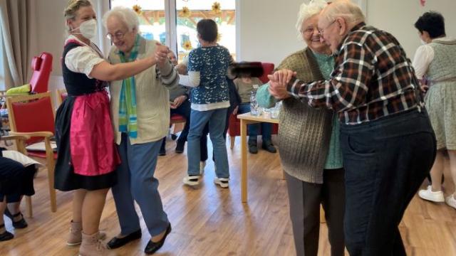 Viel Spaß beim Oktoberfest hatten die Gäste der Tagespflege St. Vinzenz in Gieboldehausen. | Foto: Melanie Petroschka / Caritas Viel Spaß beim Oktoberfest hatten die Gäste der Tagespflege St. Vinzenz in Gieboldehausen. | Foto: Melanie Petroschka / Caritas