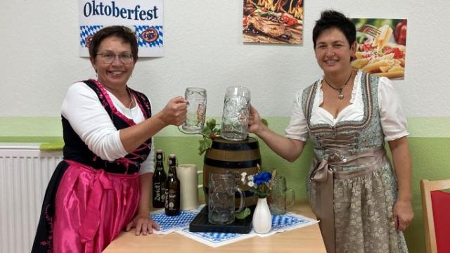 Die Caritas-Mitarbeitenden in der Tagespflege haben den Gästen und sich selbst viel Freude bereitet mit dem Oktoberfest. | Foto: Melanie Petroschka / Caritas Die Caritas-Mitarbeitenden in der Tagespflege haben den Gästen und sich selbst viel Freude bereitet mit dem Oktoberfest. | Foto: Melanie Petroschka / Caritas