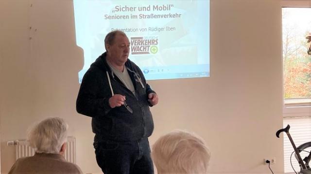 „Sicher und Mobil“: Rüdiger Iben von der Verkehrswacht gibt Tipps für das Verhalten im Straßenverkehr | Foto: Caritas „Sicher und Mobil“: Rüdiger Iben von der Verkehrswacht gibt Tipps für das Verhalten im Straßenverkehr | Foto: Caritas