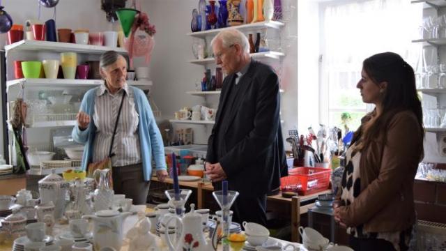 Gerdi Breuksch (l.) zeigt Weihbischof Dr. Nikolaus Schwerdtfeger das Angebot im FAIRKAUF-Laden der Caritas Südniedersachsen und berichtet über die Arbeit des Laden-Teams. | Foto: Johannes Broermann / cps Gerdi Breuksch (l.) zeigt Weihbischof Dr. Nikolaus Schwerdtfeger das Angebot im FAIRKAUF-Laden der Caritas Südniedersachsen und berichtet über die Arbeit des Laden-Teams. | Foto: Johannes Broermann / cps