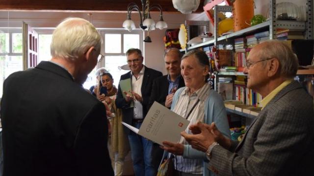 Gerdi Breuksch erhält die Ehrennadel in Gold des Deutschen Caritasverbandes zusammen mit einer Urkunde, überreicht von Weihbischof Dr. Nikolaus Schwerdtfeger. | Foto: Johannes Broermann / cps Gerdi Breuksch erhält die Ehrennadel in Gold des Deutschen Caritasverbandes zusammen mit einer Urkunde, überreicht von Weihbischof Dr. Nikolaus Schwerdtfeger. | Foto: Johannes Broermann / cps