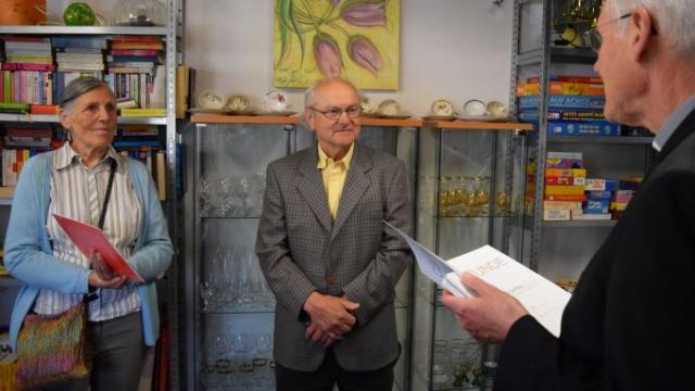 Auch Peter van der Grinten erhielt die Ehrennadel in Gold des Deutschen Caritasverbandes zusammen mit einer Urkunde aus den Händen von Weihbischof Dr. Nikolaus Schwerdtfeger. | Foto: Johannes Broermann / cps Auch Peter van der Grinten erhielt die Ehrennadel in Gold des Deutschen Caritasverbandes zusammen mit einer Urkunde aus den Händen von Weihbischof Dr. Nikolaus Schwerdtfeger. | Foto: Johannes Broermann / cps