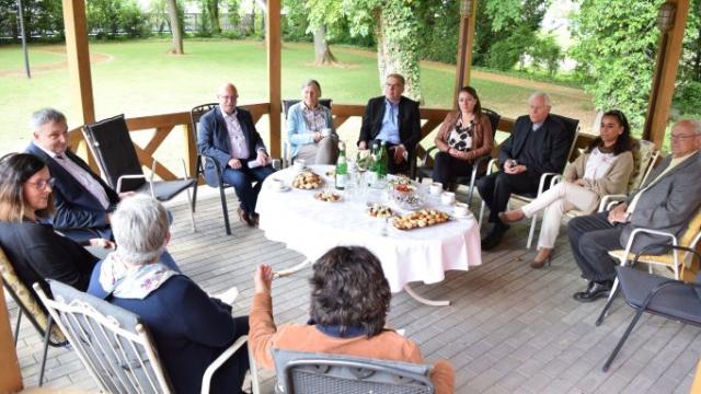 Weihbischof Dr. Nikolaus Schwerdtfeger (3. v. r.) informiert sich über die Arbeit der Flüchtlingssozialarbeit und der Migrationsberatung der Caritas Südniedersachsen. | Foto: Johannes Broermann / cps Weihbischof Dr. Nikolaus Schwerdtfeger (3. v. r.) informiert sich über die Arbeit der Flüchtlingssozialarbeit und der Migrationsberatung der Caritas Südniedersachsen. | Foto: Johannes Broermann / cps