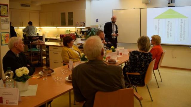 Johannes Riemkasten-Remy, Leiter des Lorenz-Werthmann-Hauses (LWH), erläutert Weihbischof Dr. Nikolaus Schwerdtfeger (l.) die Arbeitsweise der Einrichtung in der Duderstädter Innenstadt. Zum Mittagessen mit dem Weihbischof waren Mitglieder des LWH-Beirats und weitere in der Seniorenbegegnungsstätte ehrenamtlich Engagierte eingeladen. | Foto: Johannes Broermann / cps Johannes Riemkasten-Remy, Leiter des Lorenz-Werthmann-Hauses (LWH), erläutert Weihbischof Dr. Nikolaus Schwerdtfeger (l.) die Arbeitsweise der Einrichtung in der Duderstädter Innenstadt. Zum Mittagessen mit dem Weihbischof waren Mitglieder des LWH-Beirats und weitere in der Seniorenbegegnungsstätte ehrenamtlich Engagierte eingeladen. | Foto: Johannes Broermann / cps