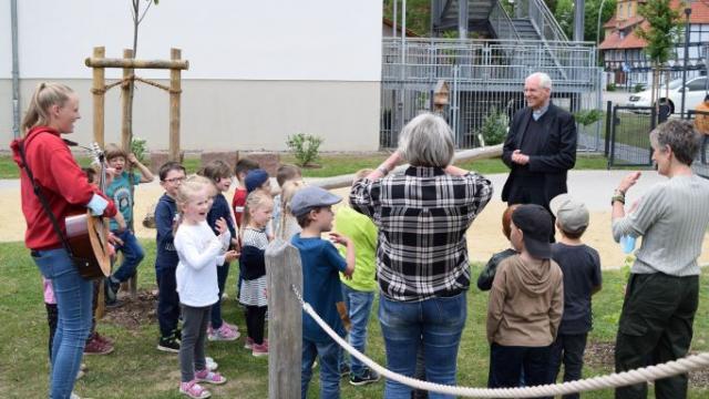 Musikalischer Empfang der Gruppe Ameisenhügel für Weihbischof Dr. Nikolaus Schwerdtfeger im Inklusiven Campus Duderstadt. | Foto: Johannes Broermann / cps Musikalischer Empfang der Gruppe Ameisenhügel für Weihbischof Dr. Nikolaus Schwerdtfeger im Inklusiven Campus Duderstadt. | Foto: Johannes Broermann / cps