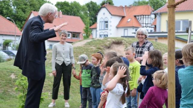Weihbischof Dr. Nikolaus Schwerdtfeger kommt mit den Kindern aus dem Inklusiven Campus Duderstadt schnell ins Gespräch. | Foto: Johannes Broermann / cps Weihbischof Dr. Nikolaus Schwerdtfeger kommt mit den Kindern aus dem Inklusiven Campus Duderstadt schnell ins Gespräch. | Foto: Johannes Broermann / cps