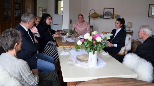 Weihbischof Dr. Nikolaus Schwerdtfeger (r.) informiert sich im Familienzentrum Duderstadt über die Arbeit der Caritas im Inklusiven Campus. | Foto: Johannes Broermann / cps Weihbischof Dr. Nikolaus Schwerdtfeger (r.) informiert sich im Familienzentrum Duderstadt über die Arbeit der Caritas im Inklusiven Campus. | Foto: Johannes Broermann / cps