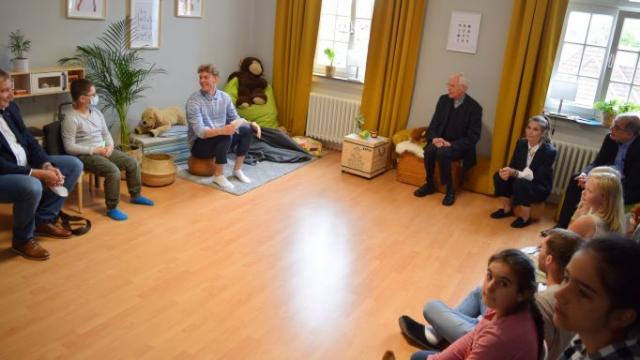 Den Kindern im FamilySchooling im Haus St. Georg beantwortete Weihbischof Dr. Nikolaus Schwerdtfeger (m.) zahlreiche Fragen rund um die Arbeit und Lebensweise eines Bischofs sowie zum Glauben an Gott und das Leben nach dem Tod. | Foto: Johannes Broermann / cps Den Kindern im FamilySchooling im Haus St. Georg beantwortete Weihbischof Dr. Nikolaus Schwerdtfeger (m.) zahlreiche Fragen rund um die Arbeit und Lebensweise eines Bischofs sowie zum Glauben an Gott und das Leben nach dem Tod. | Foto: Johannes Broermann / cps