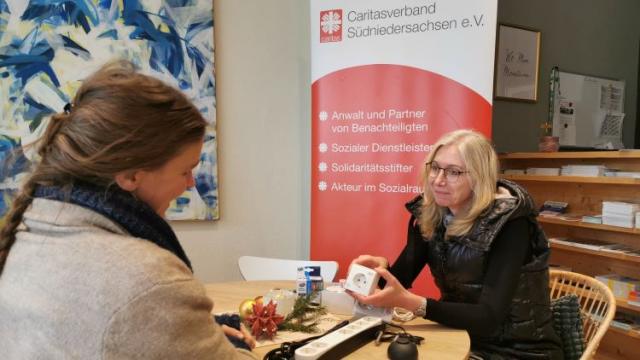 Caritas-Mitarbeiterin Michaela Krebs (r.) schaut sich mit einer Klientin eine Auswahl von kleinen Energiesparhilfsmitteln an. | Foto: Caritas Caritas-Mitarbeiterin Michaela Krebs (r.) schaut sich mit einer Klientin eine Auswahl von kleinen Energiesparhilfsmitteln an. | Foto: Caritas