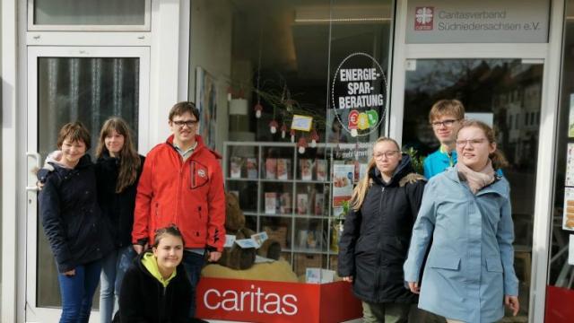 Ausflug zur Fensterdekoration: Schüler:innen aus der Tagesstätte St. Raphael besuchen die Kontaktstelle in der Marktstraße. | Foto: Michaela Krebs / Caritas Ausflug zur Fensterdekoration: Schüler:innen aus der Tagesstätte St. Raphael besuchen die Kontaktstelle in der Marktstraße. | Foto: Michaela Krebs / Caritas